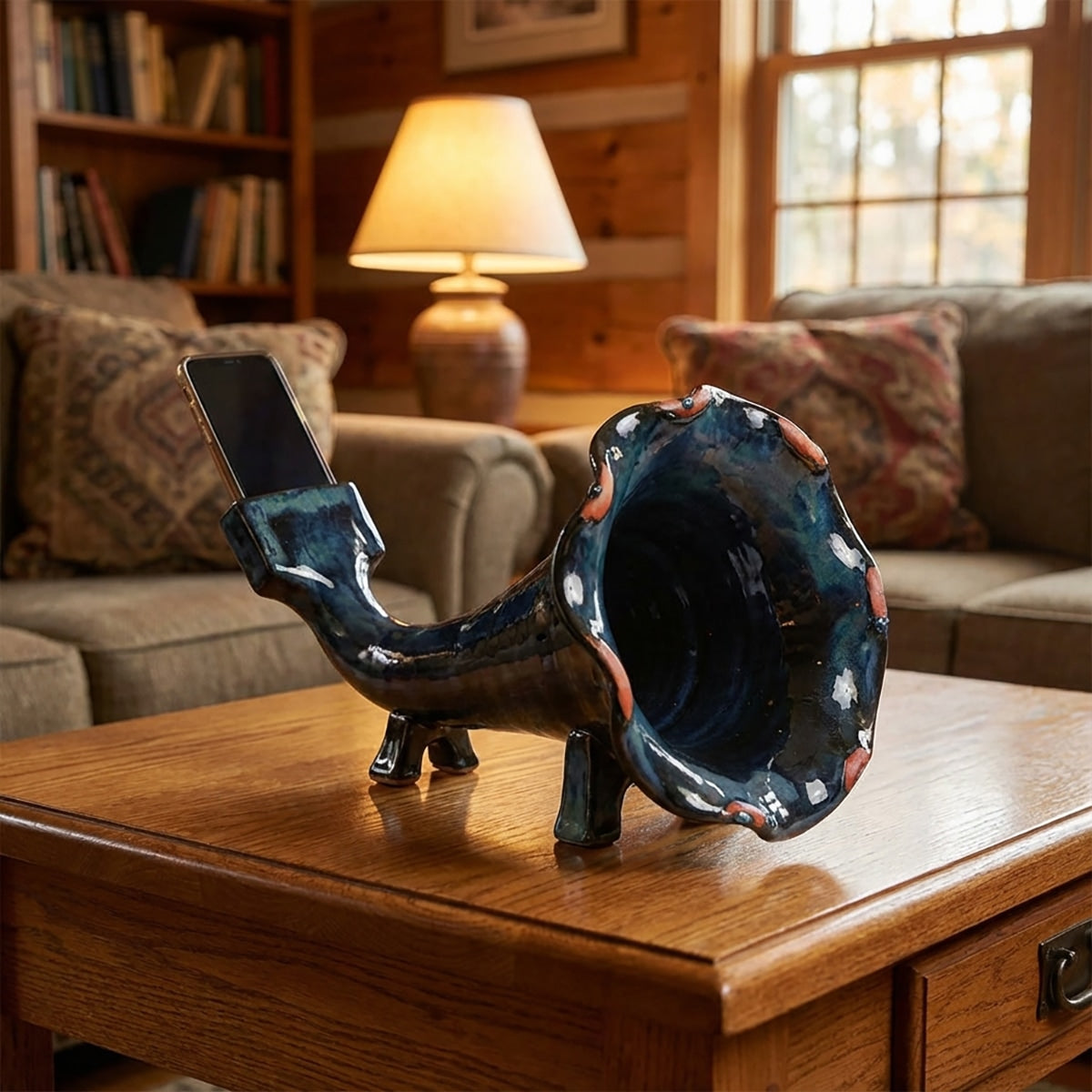 Amplificador de teléfono de cerámica azul caribeño hecho a mano: regalo de diseño hecho a mano