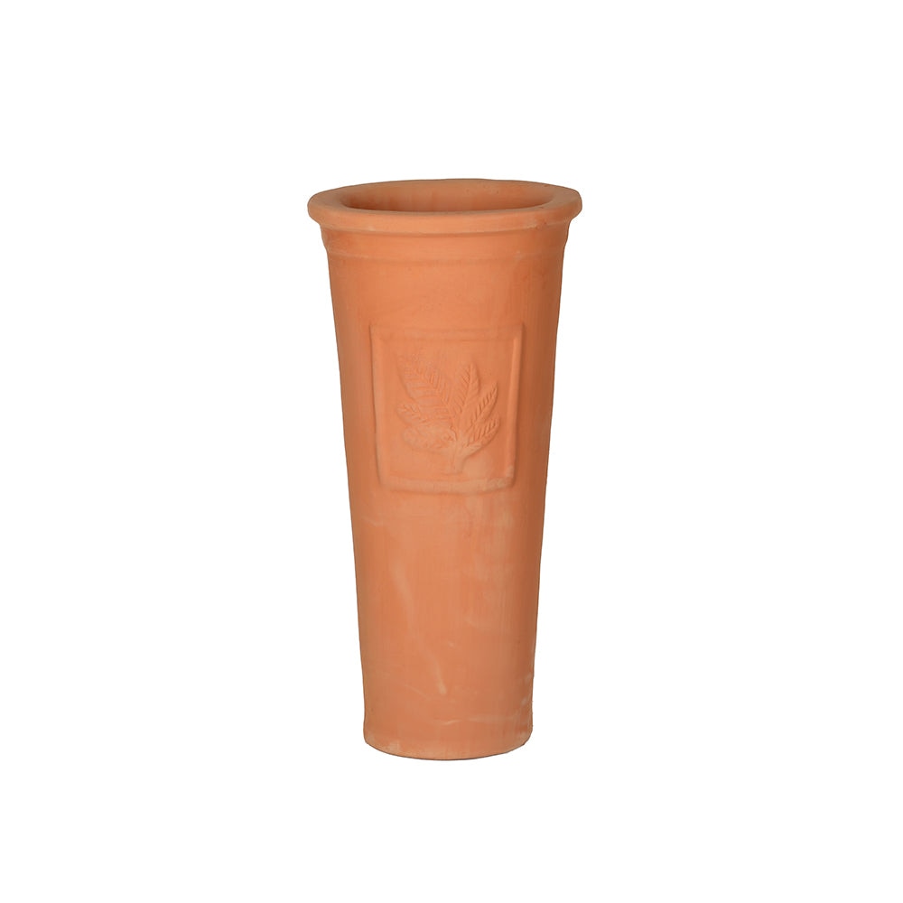 Maceta decorativa alta de terracota con hojas en relieve