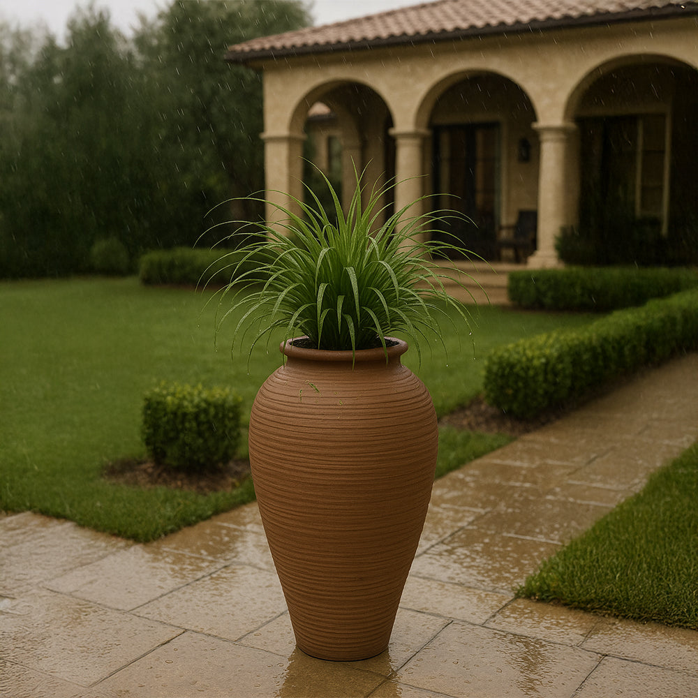 Jardinera alta de terracota texturizada de color marrón