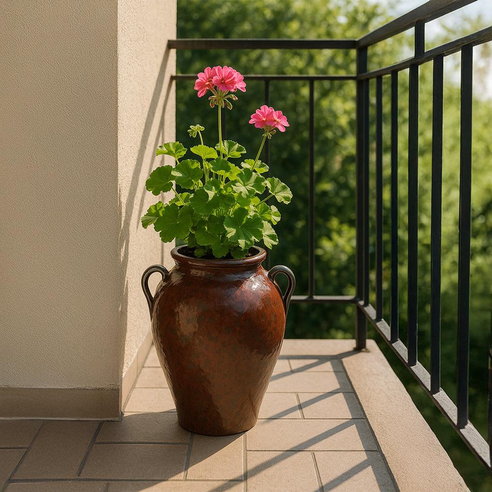 Maceta decorativa de cerámica con forma de ánfora y doble asa color óxido