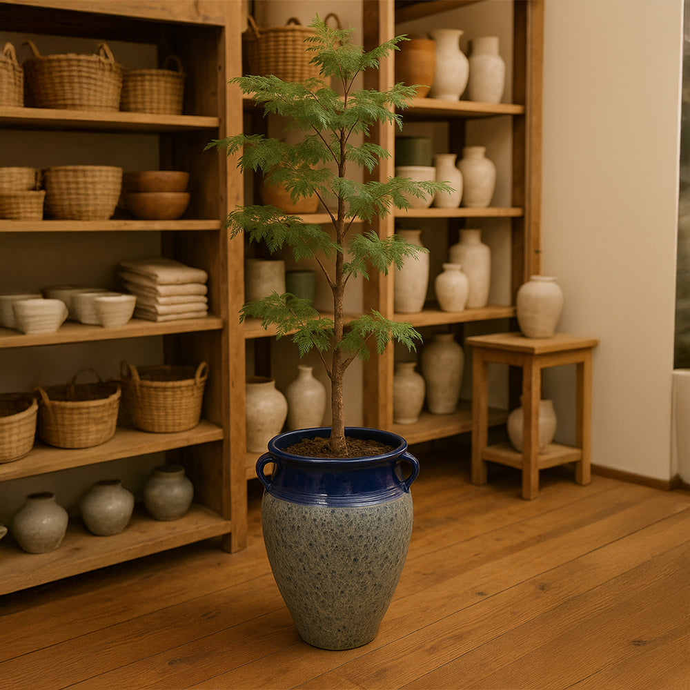 Maceta decorativa de cerámica con ánfora azul