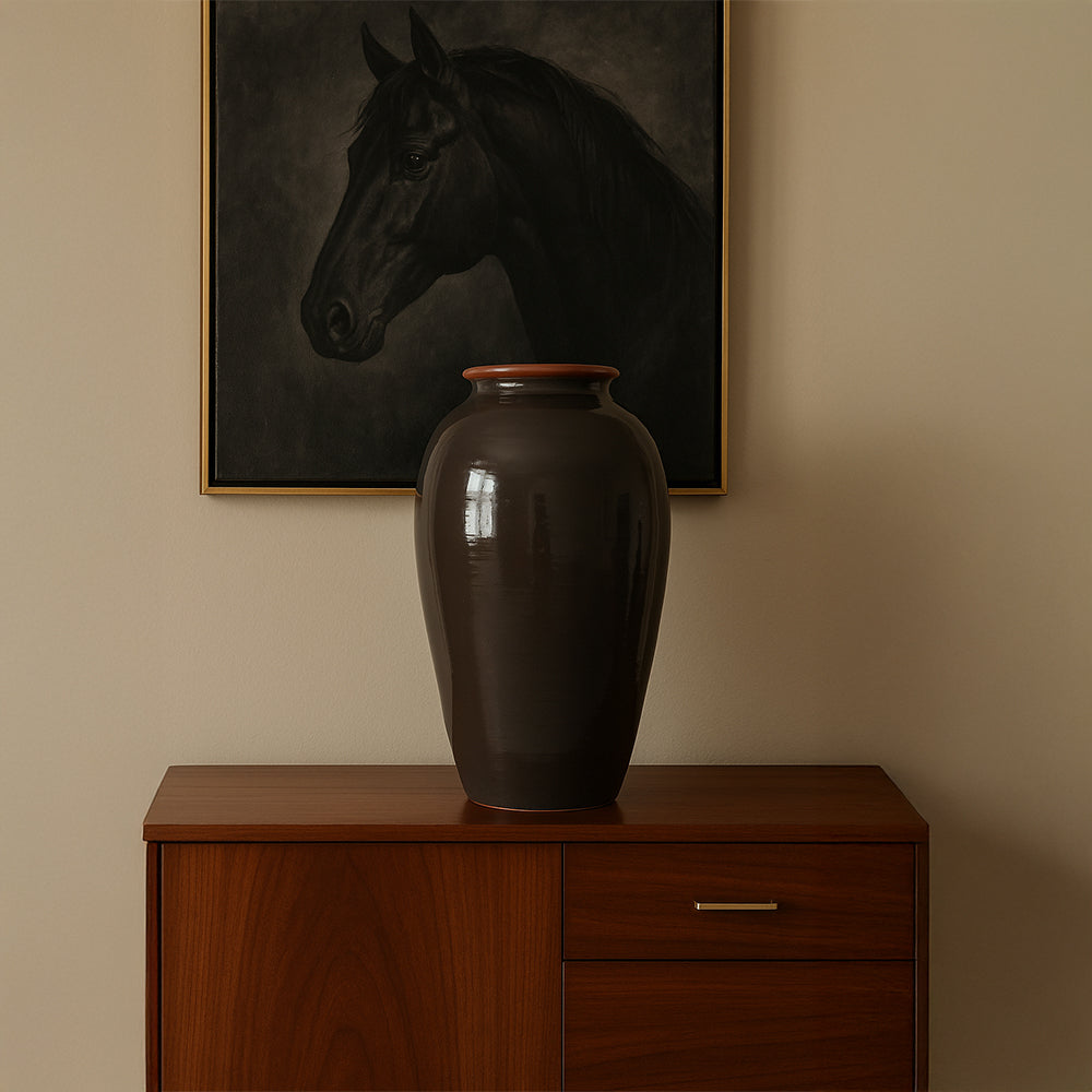 Maceta decorativa de cerámica color ocre oscuro