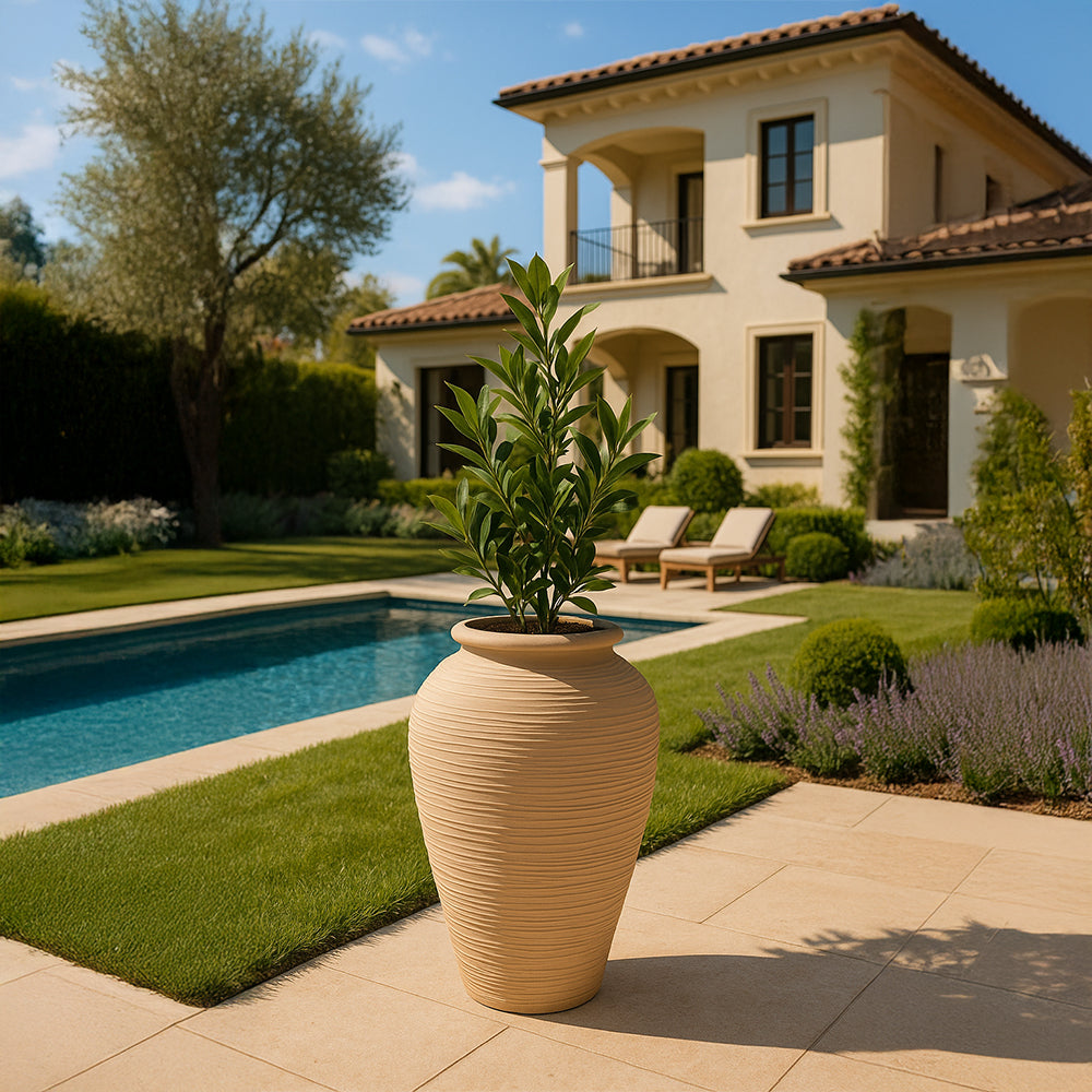 Jardinera alta de terracota texturizada en beige estilo jardín